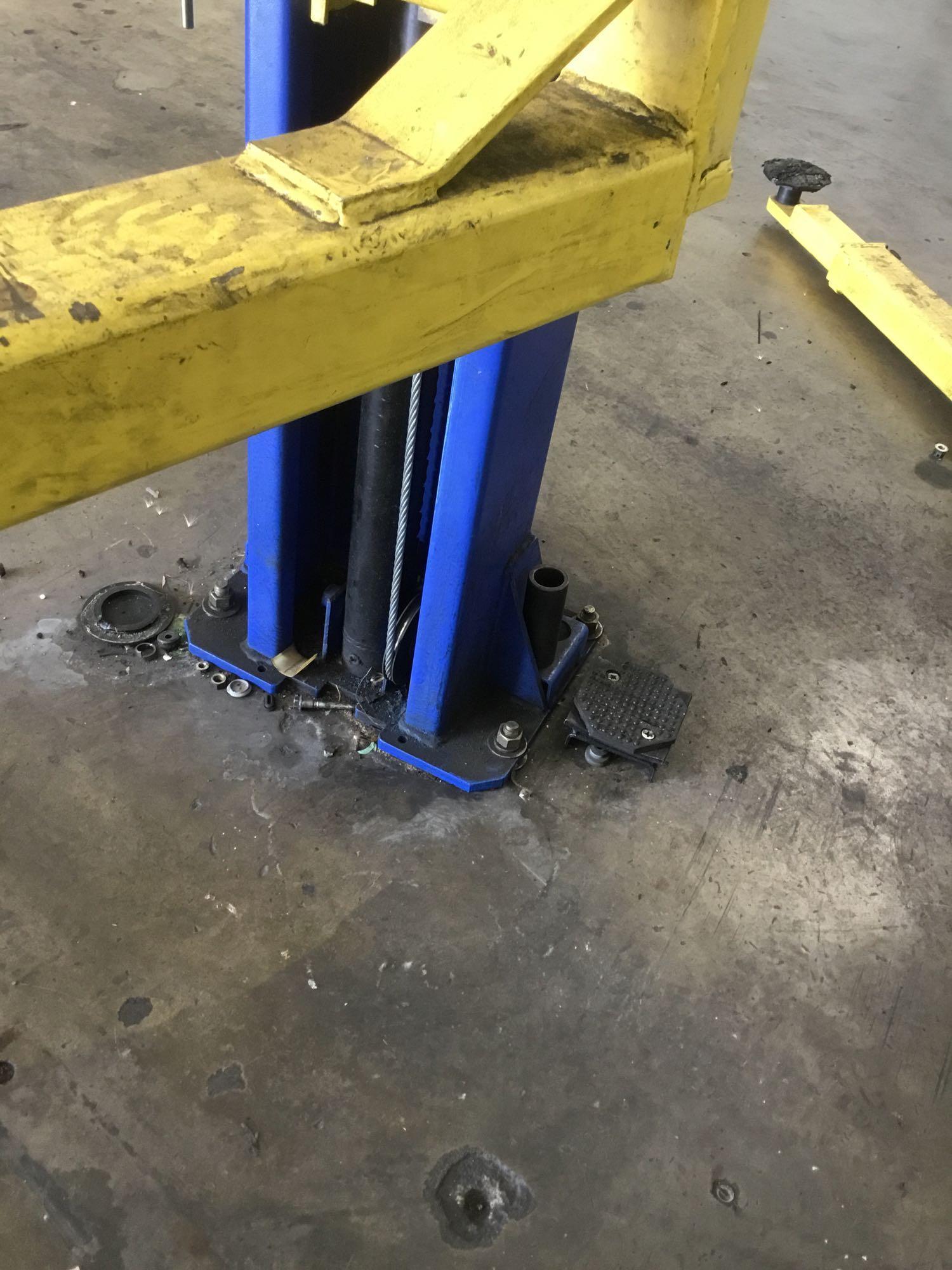 BISON 9KAC 9000 lb. Capacity Two Post Clear Floor - Asymmetric - Lift
