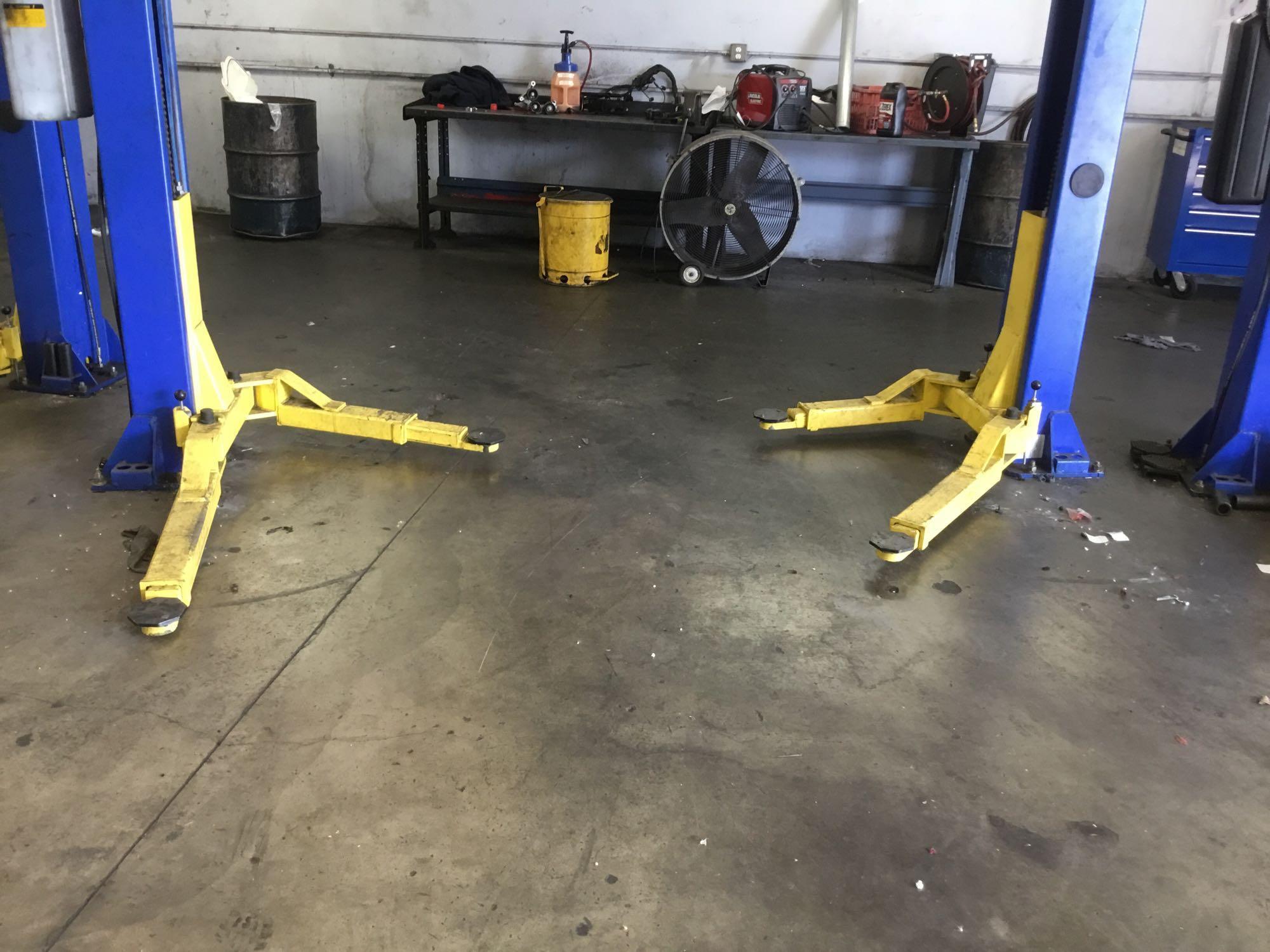 BISON 9KAC 9000 lb. Capacity Two Post Clear Floor - Asymmetric - Lift