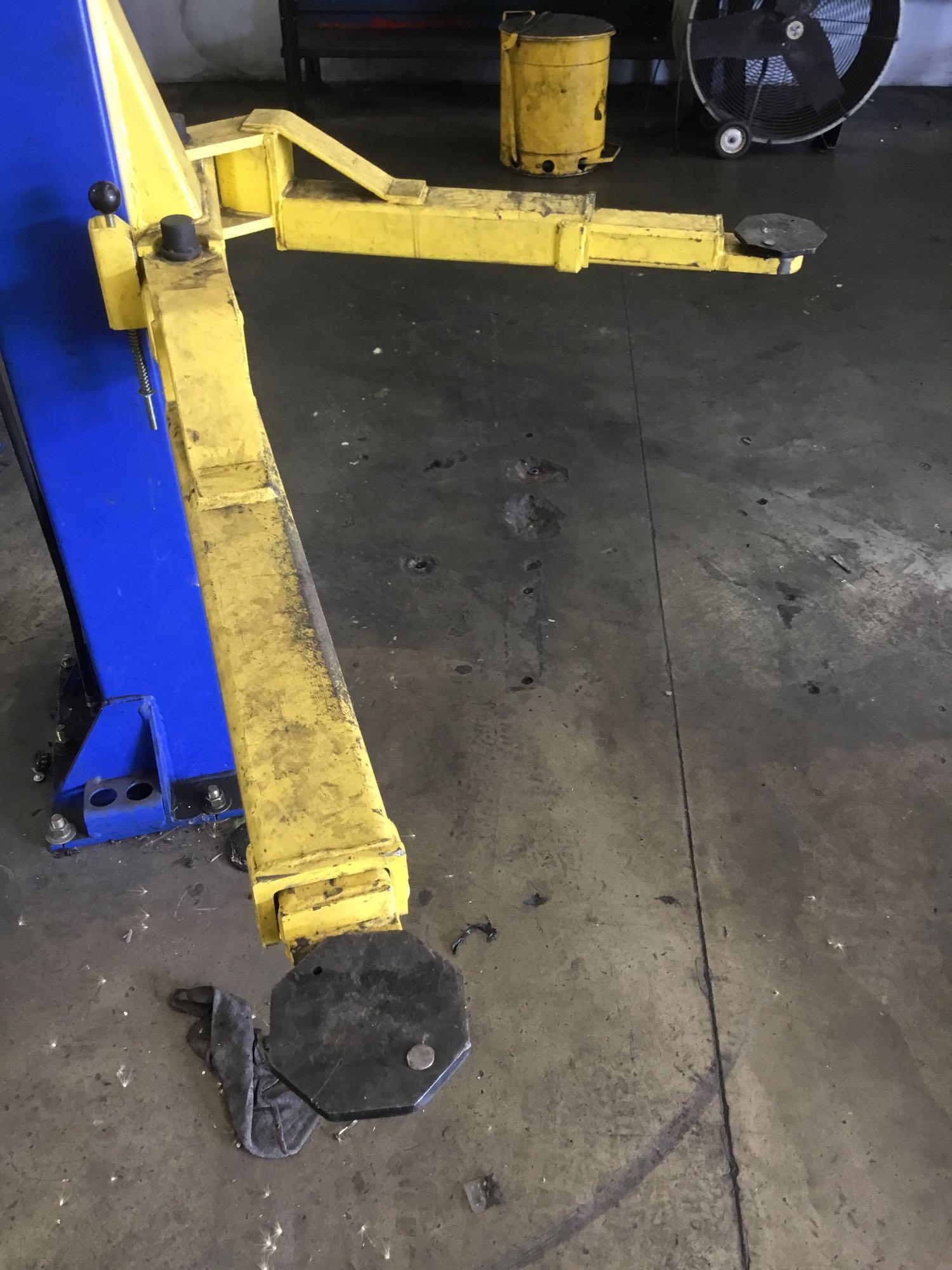 BISON 9KAC 9000 lb. Capacity Two Post Clear Floor - Asymmetric - Lift