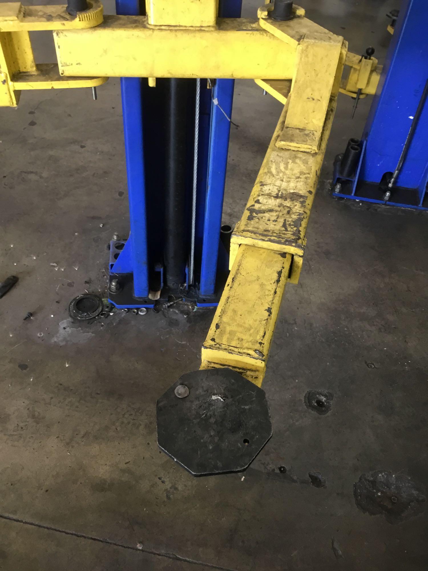 BISON 9KAC 9000 lb. Capacity Two Post Clear Floor - Asymmetric - Lift