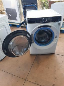 GE 5.0 Cu Ft High Efficiency Stackable Smart Front Load Washer*PREVIOUSLY INSTALLED*