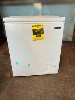 Magic Chef 5.0 cu. ft. Chest Freezer*COLD*PREVIOUSLY INSTALLED*DAMAGE*