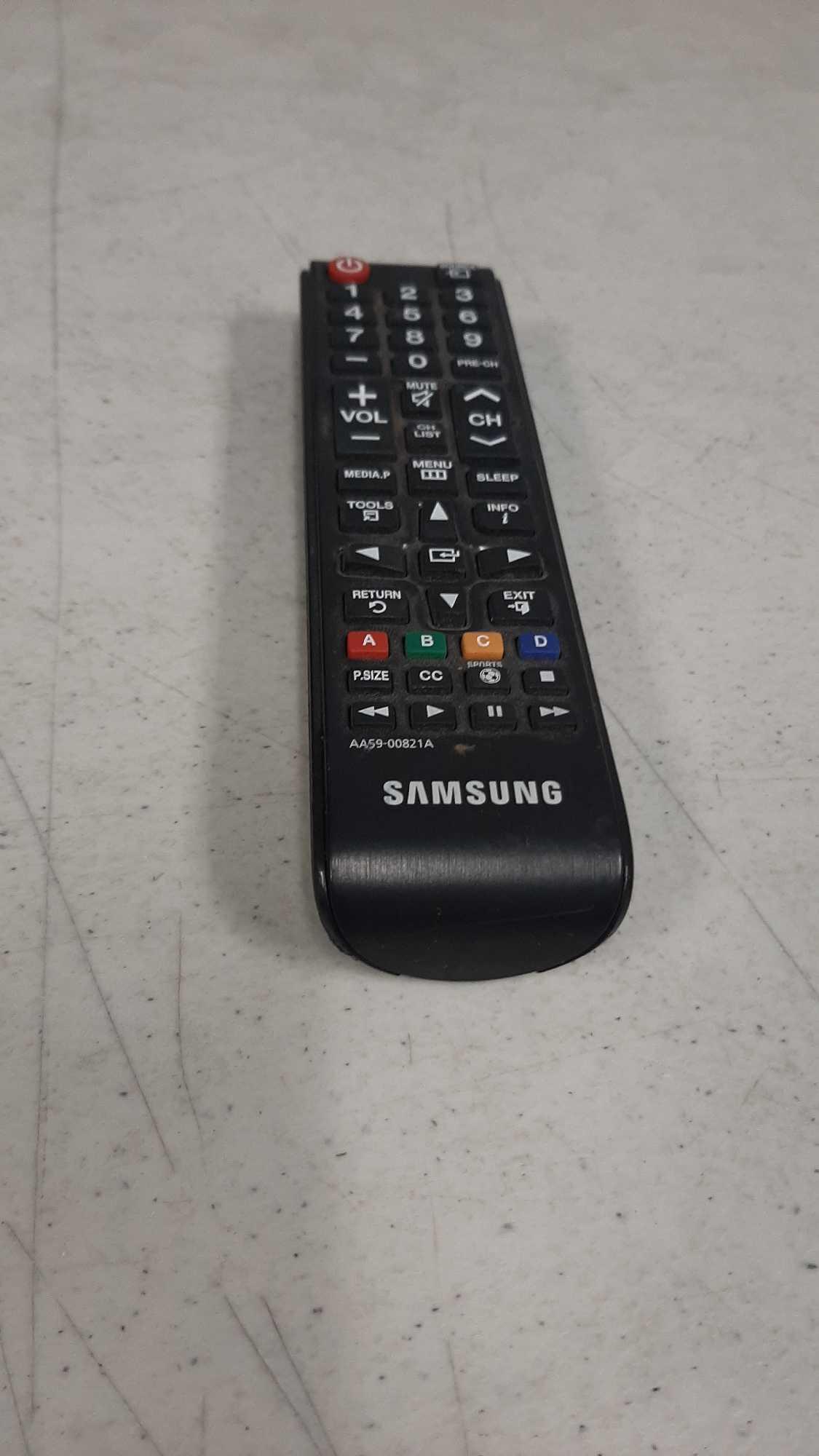 Samsung 32 in. 720p HD LCD Television*TURNS ON*WITH POWER CORD & REMOTE*
