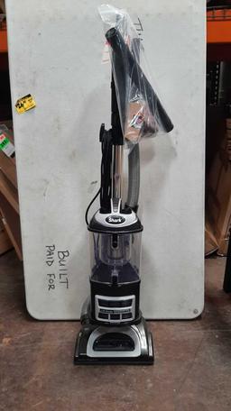 Shark Navigator Lift-Away Deluxe Upright Vacuum Cleaner*TURNS ON*