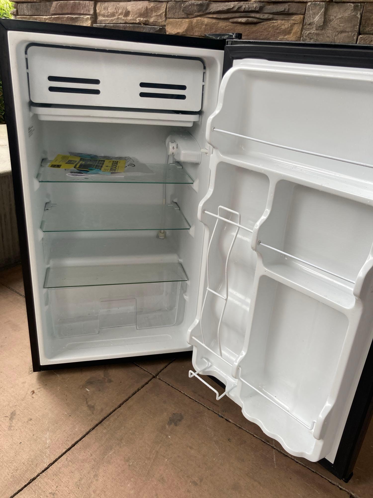 Midea 3.3 cu ft Compact Refrigerator*COLD*PREVIOUSLY INSTALLED*