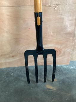 Husky 4-Tine Spading Fork