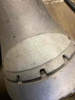 (4) Crouse hinds explosion proof light fixture