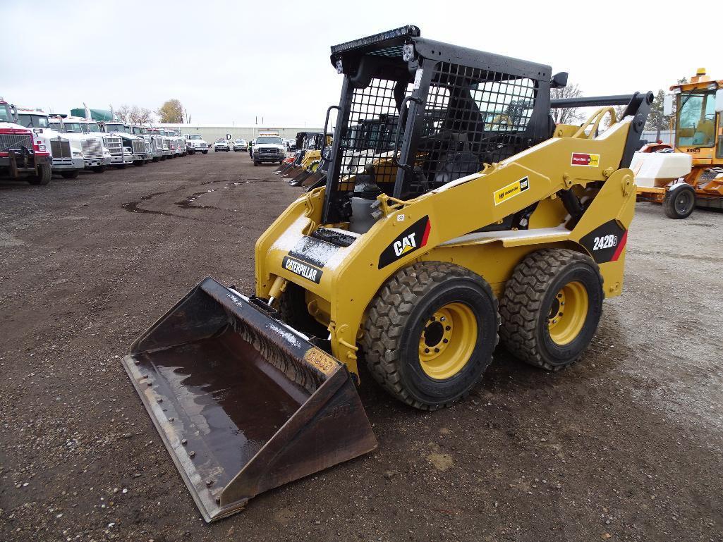 2013 Caterpillar 242B3 Skid Steer Loader, Auxiliary Hyrdraulics, Joystick Controls, 12-16.5 Tires,