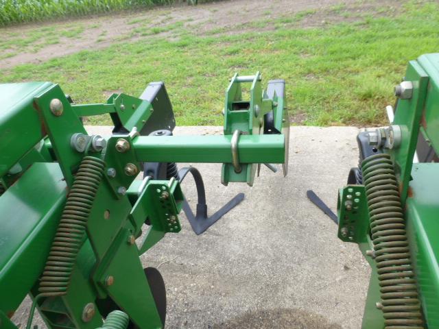 John Deere 856 12-30 Hyd. Fold Cultivator