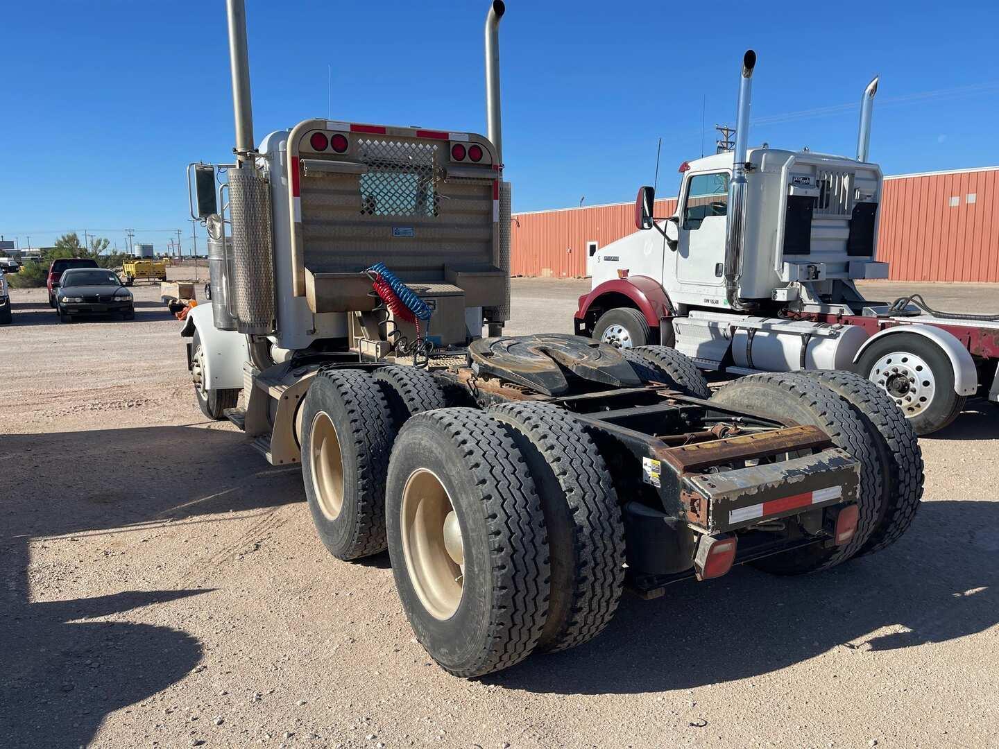 2002 PETERBILT  379 DAYCAB