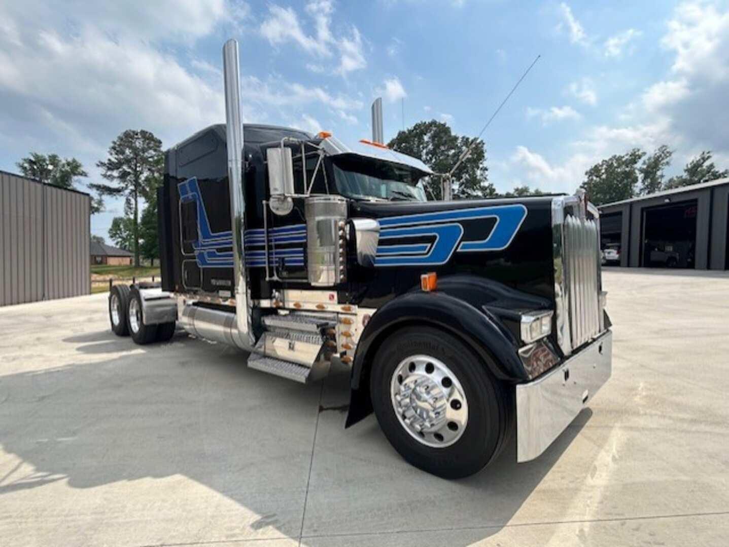 2020 KENWORTH W900L 81" STUDIO SLEEPER (GLIDER)