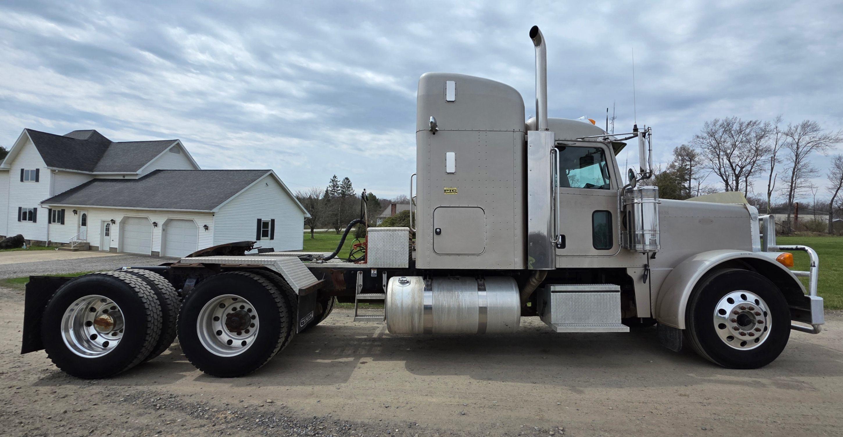 2007 PETERBILT 379 MID-ROOF SLEEPER