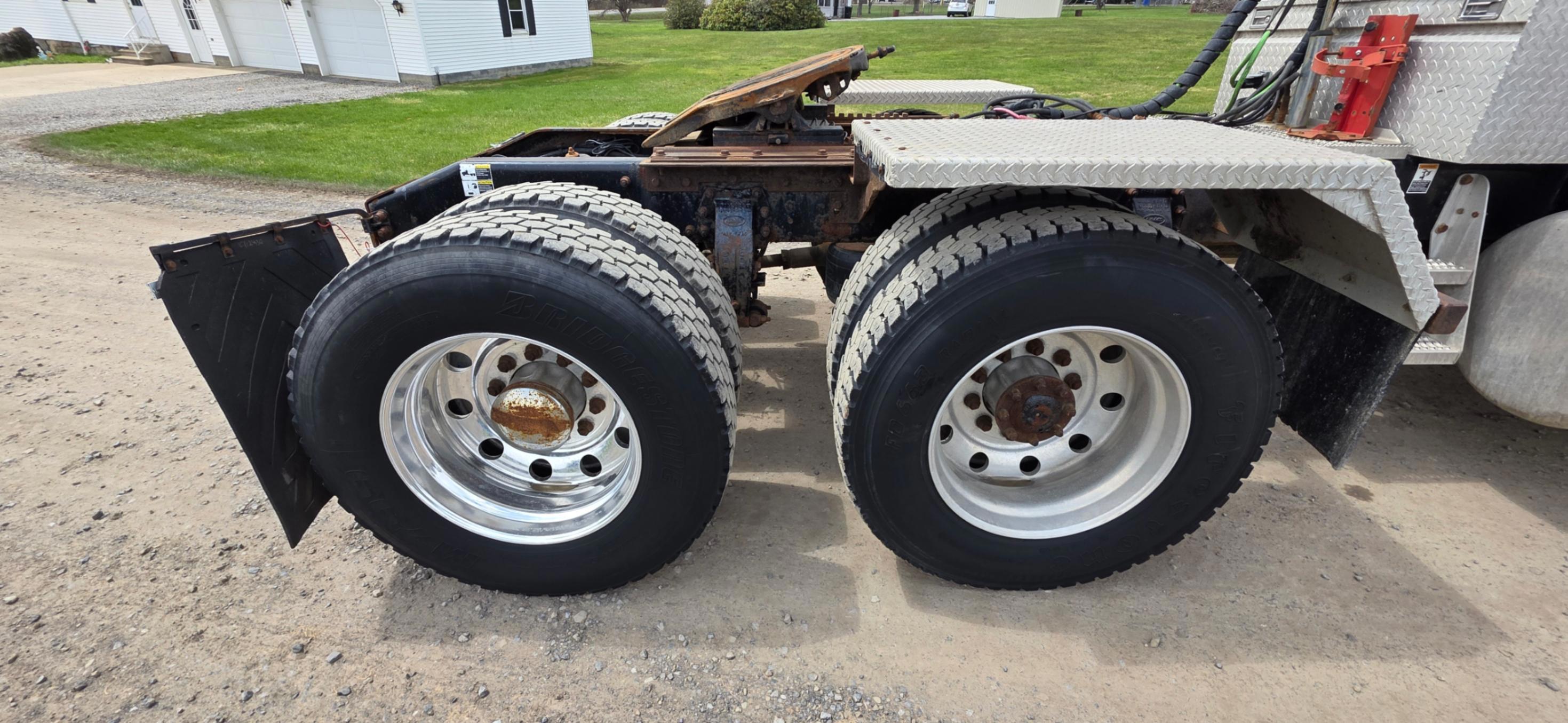 2007 PETERBILT 379 MID-ROOF SLEEPER