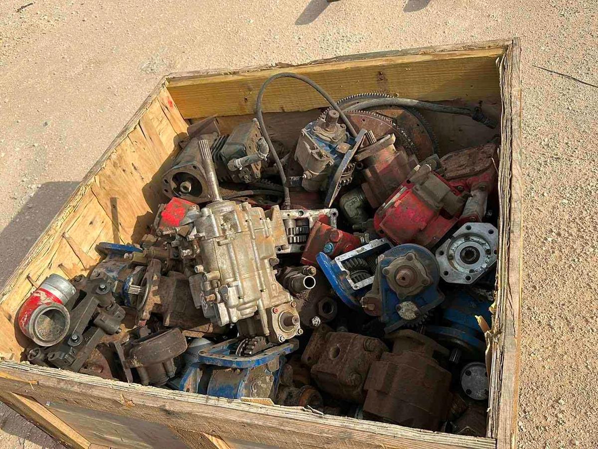 PALLET OF MISC MUNCIE PUMPS AND HYDRAULIC PUMP PARTS