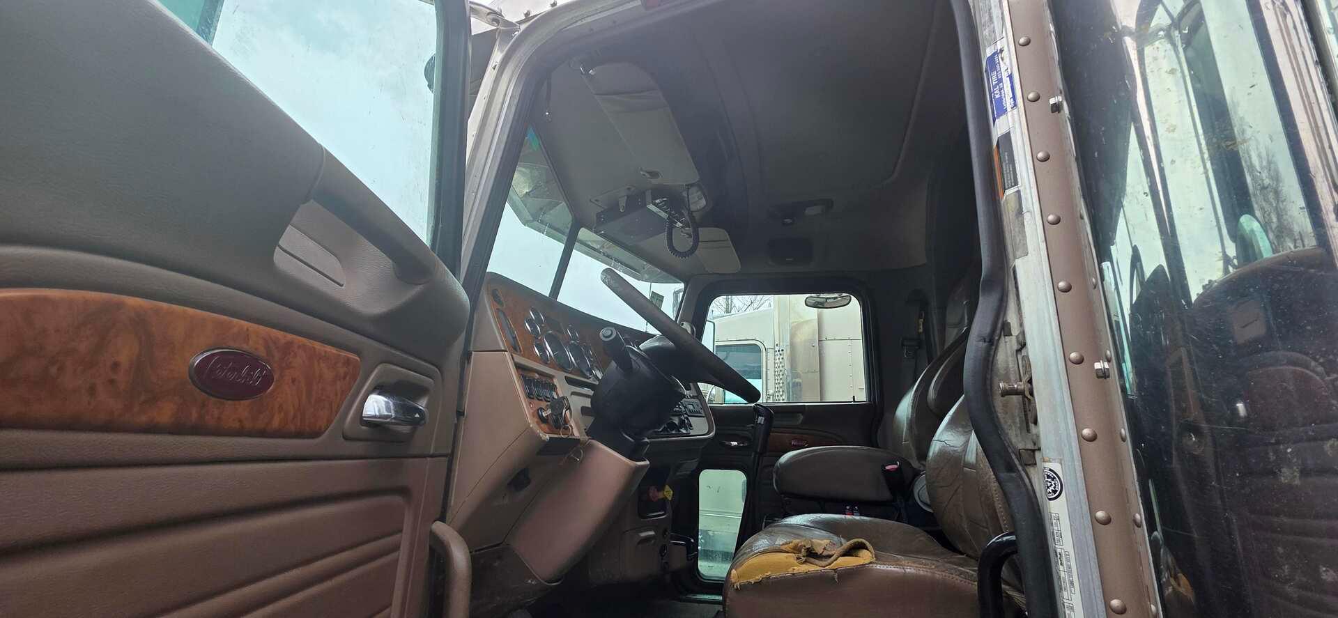 2007 PETERBILT 379 MID-ROOF SLEEPER