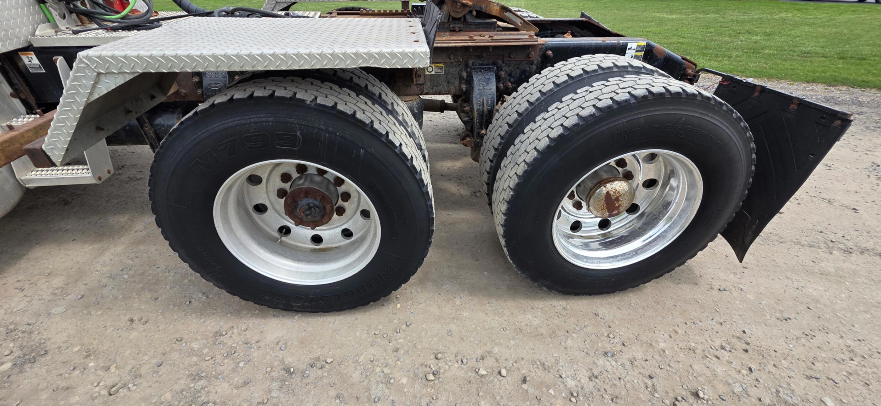 2007 PETERBILT 379 MID-ROOF SLEEPER