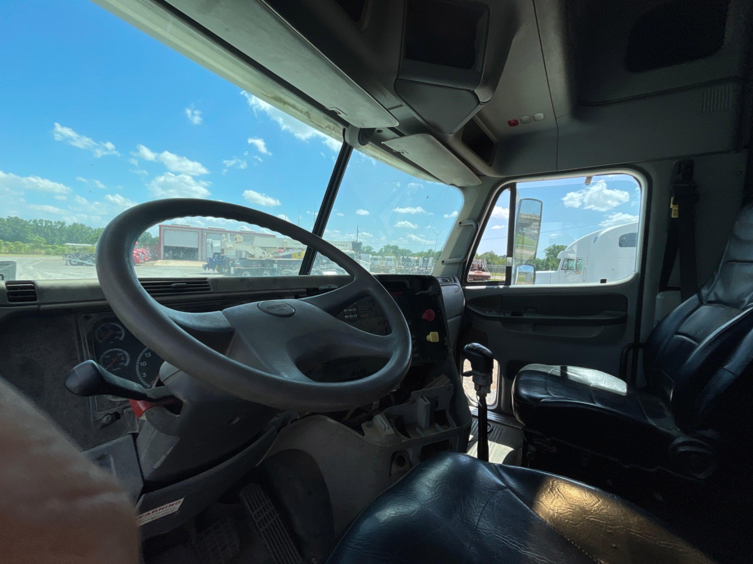 2004 FREIGHTLINER COLUMBIA