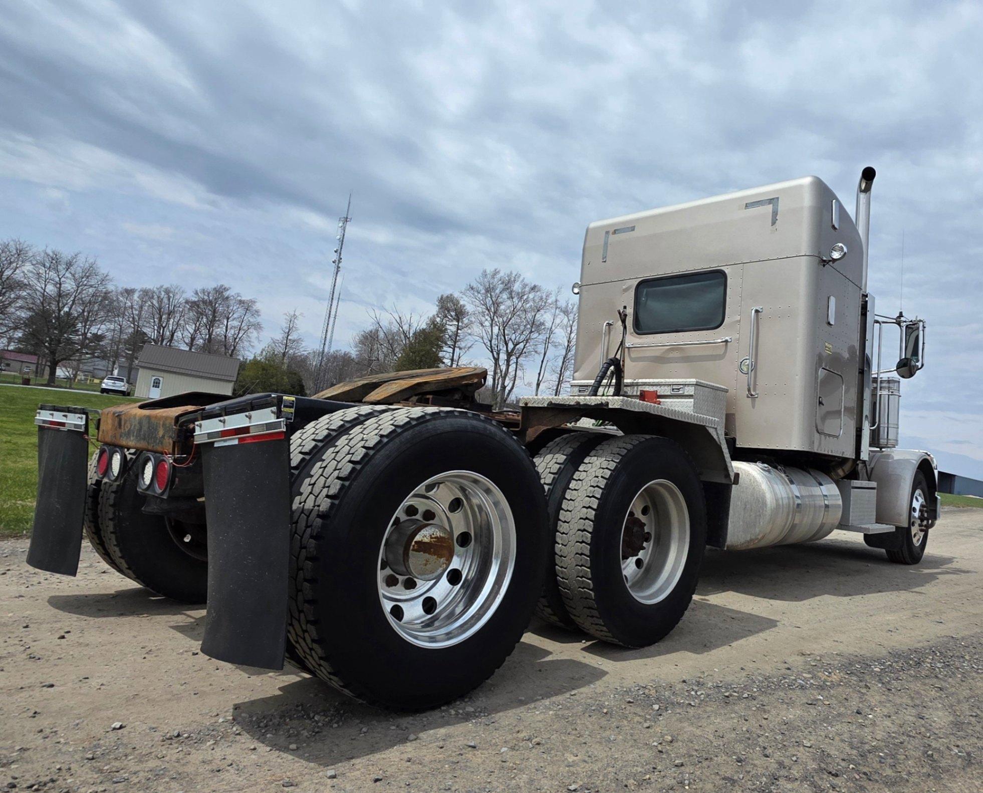2007 PETERBILT 379 MID-ROOF SLEEPER