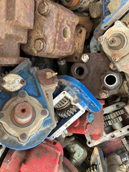 PALLET OF MISC MUNCIE PUMPS AND HYDRAULIC PUMP PARTS