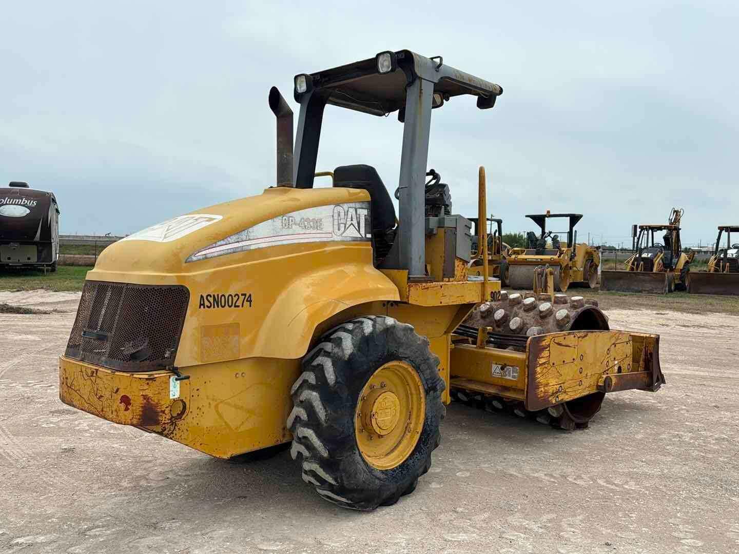 2004 CAT CP433E PADFOOT ROLLER