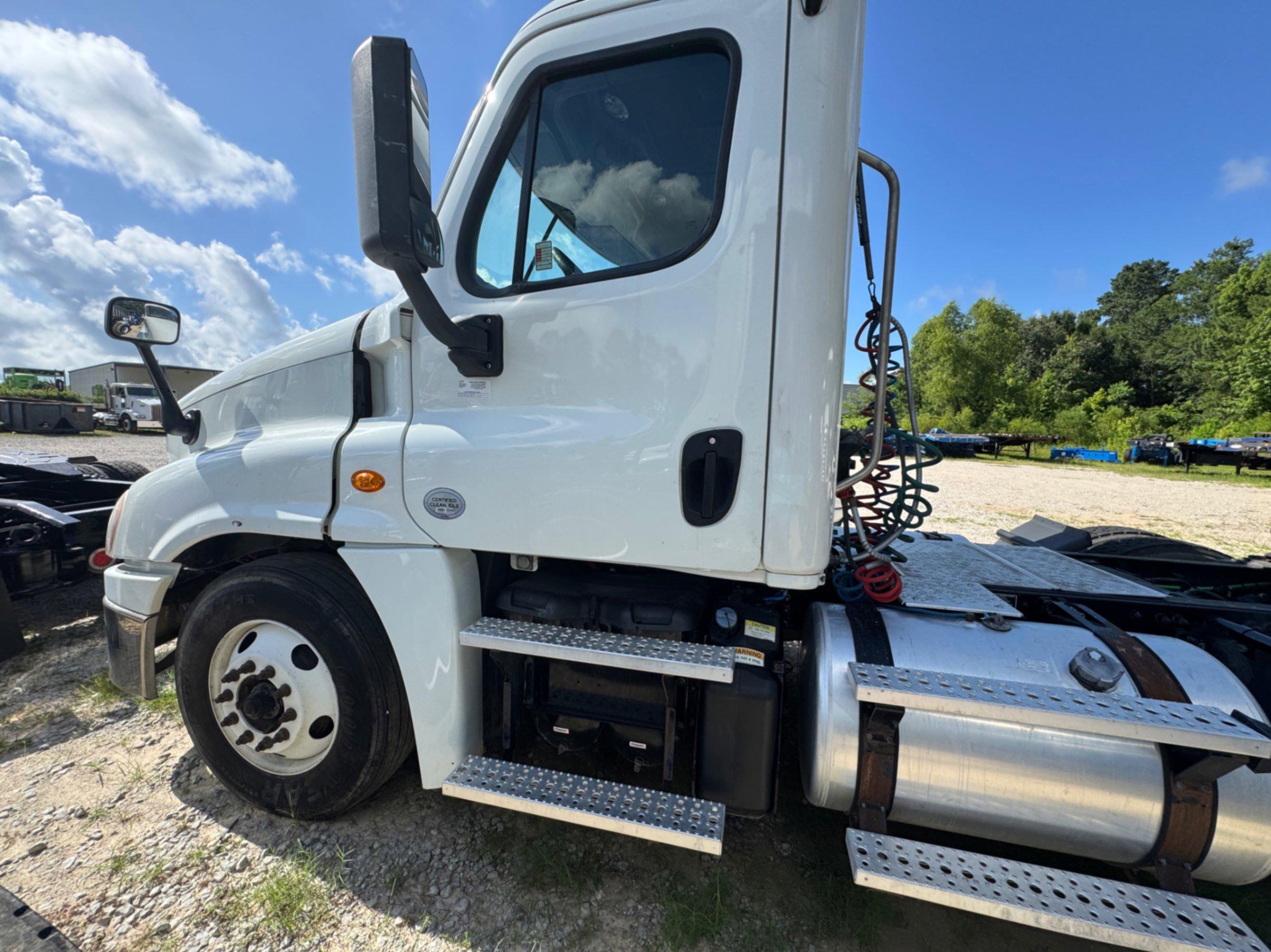 2019 FREIGHTLINER CASCADIA DAY CAB
