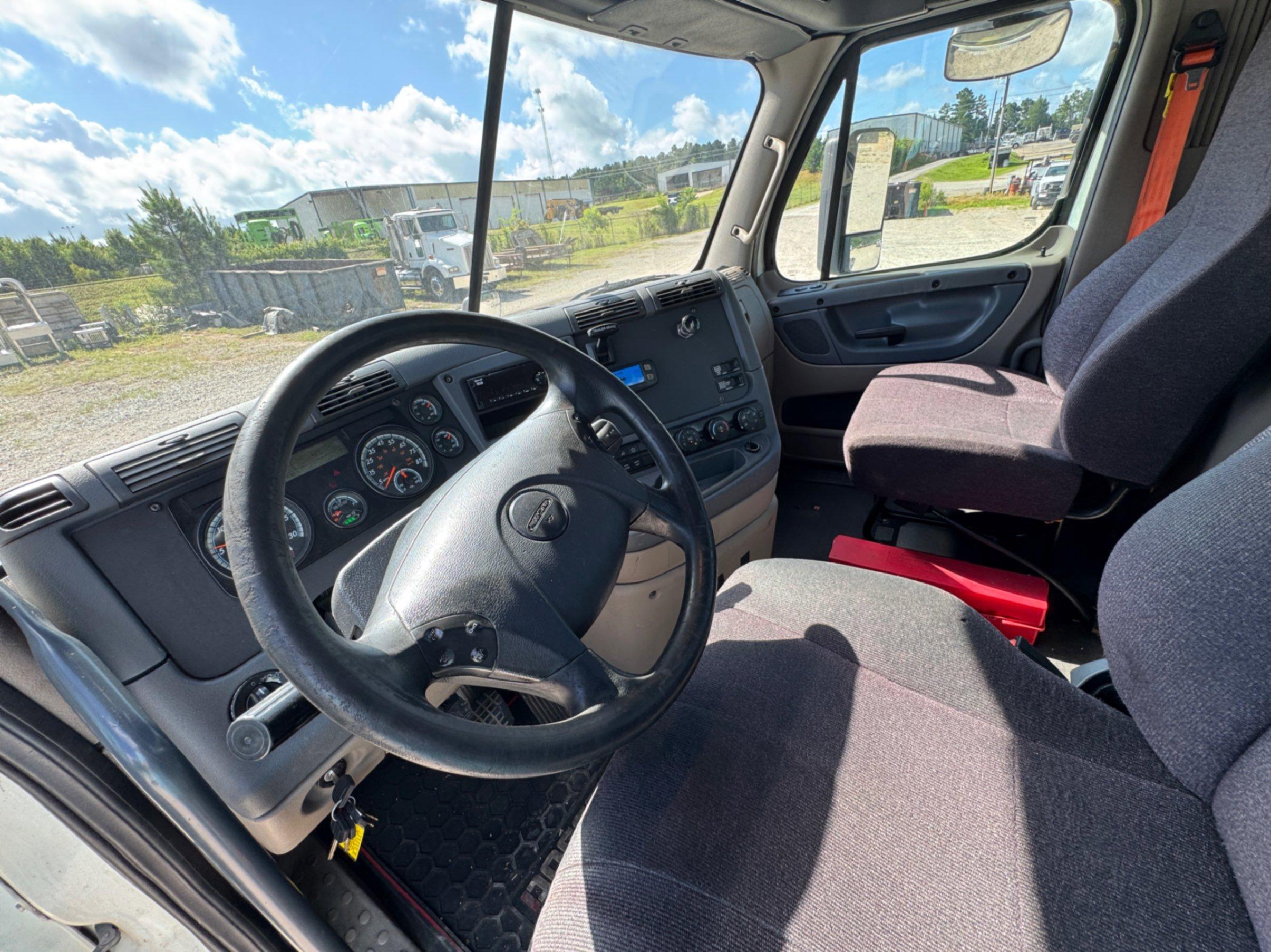 2019 FREIGHTLINER CASCADIA DAY CAB
