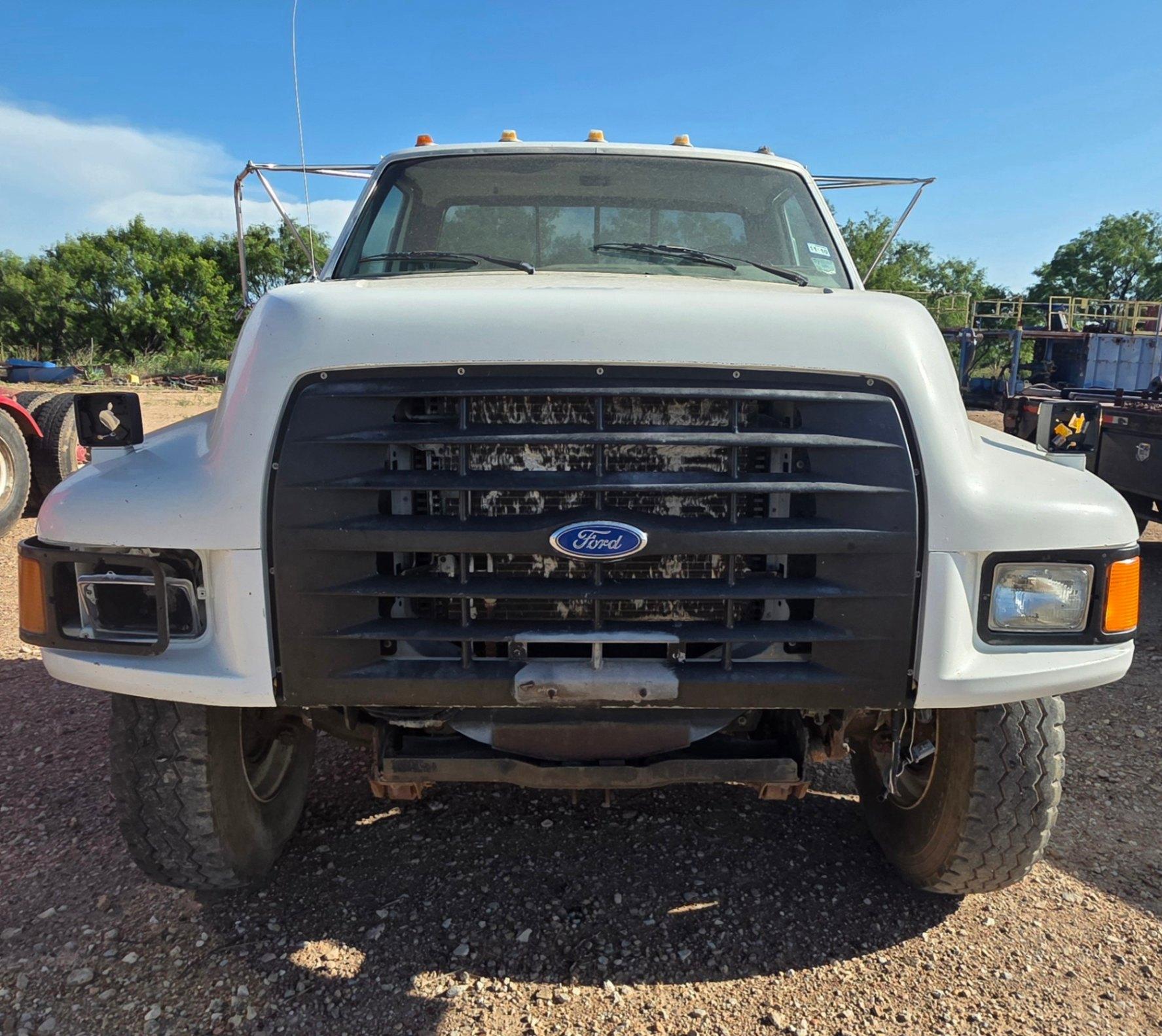 1998 FORD F-800 (INOPERABLE)