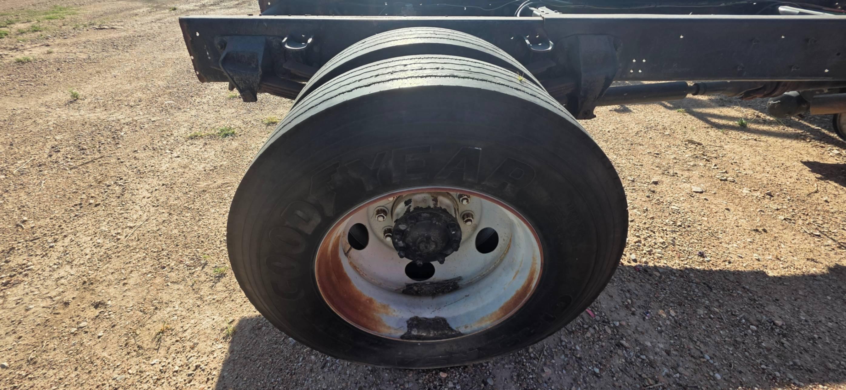1998 FORD F-800 (INOPERABLE)