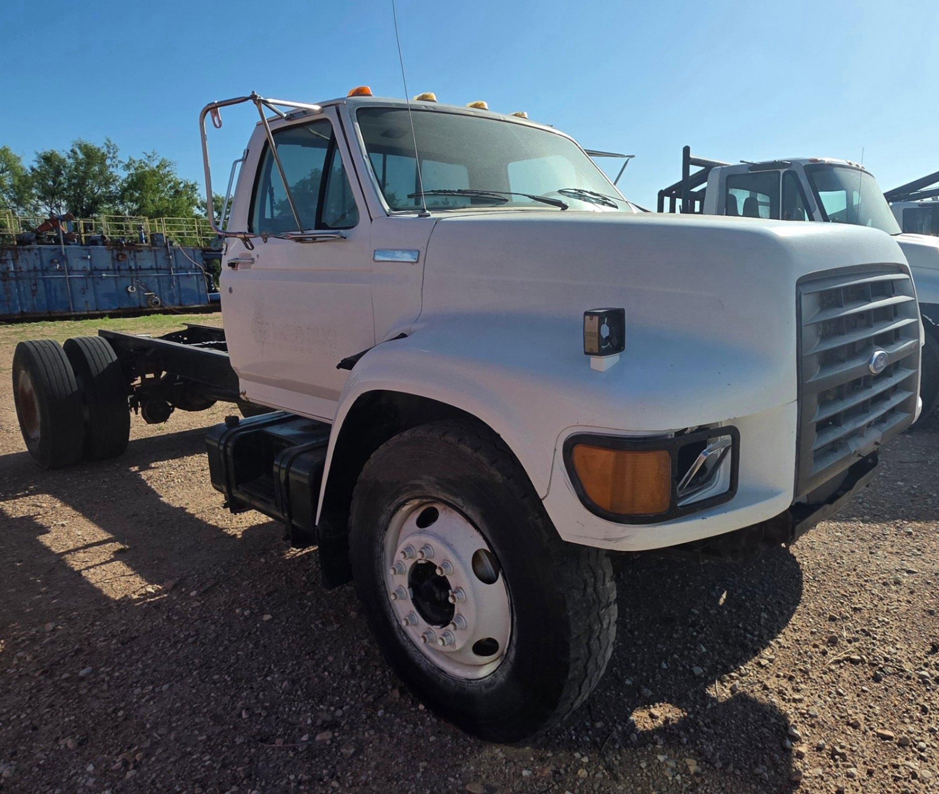 1998 FORD F-800 (INOPERABLE)