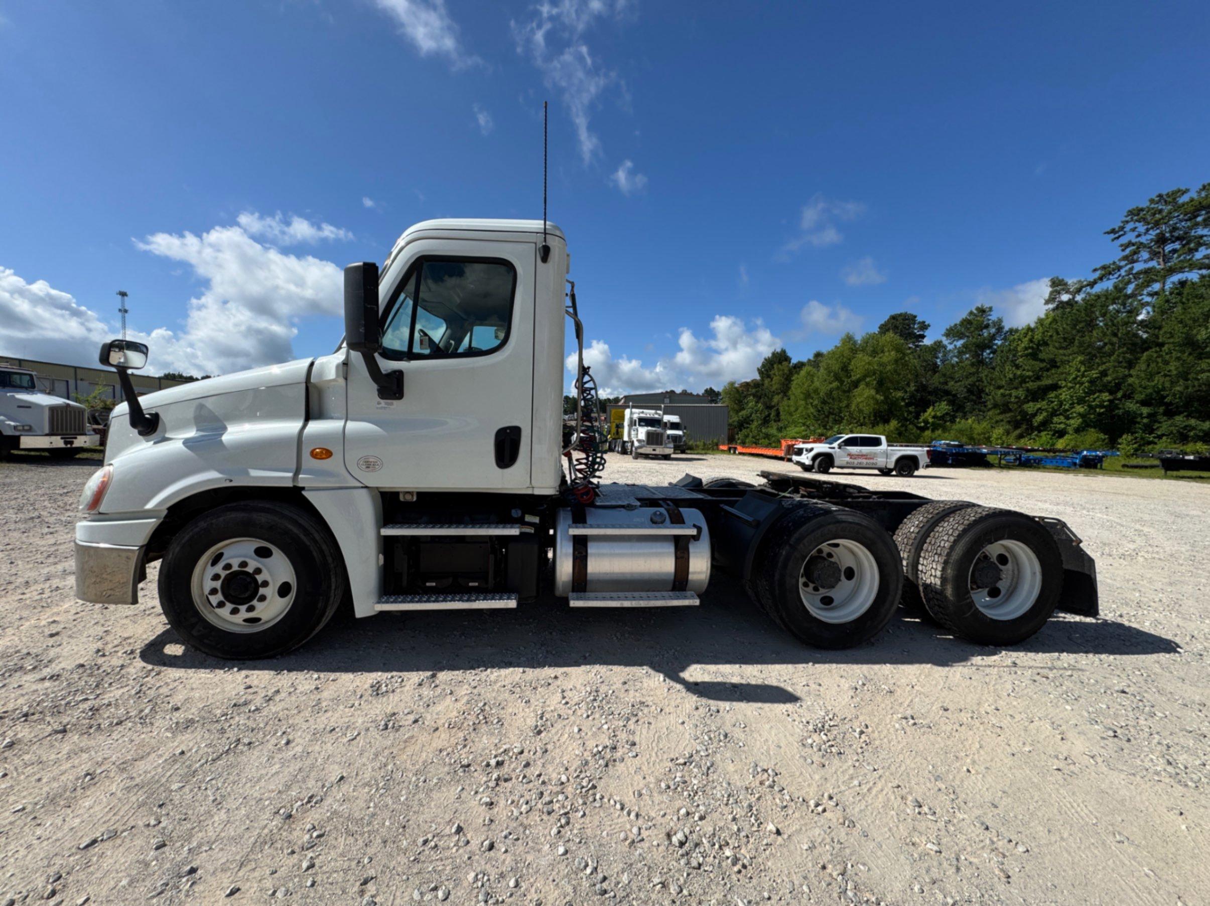 2019 FREIGHTLINER CASCADIA DAY CAB