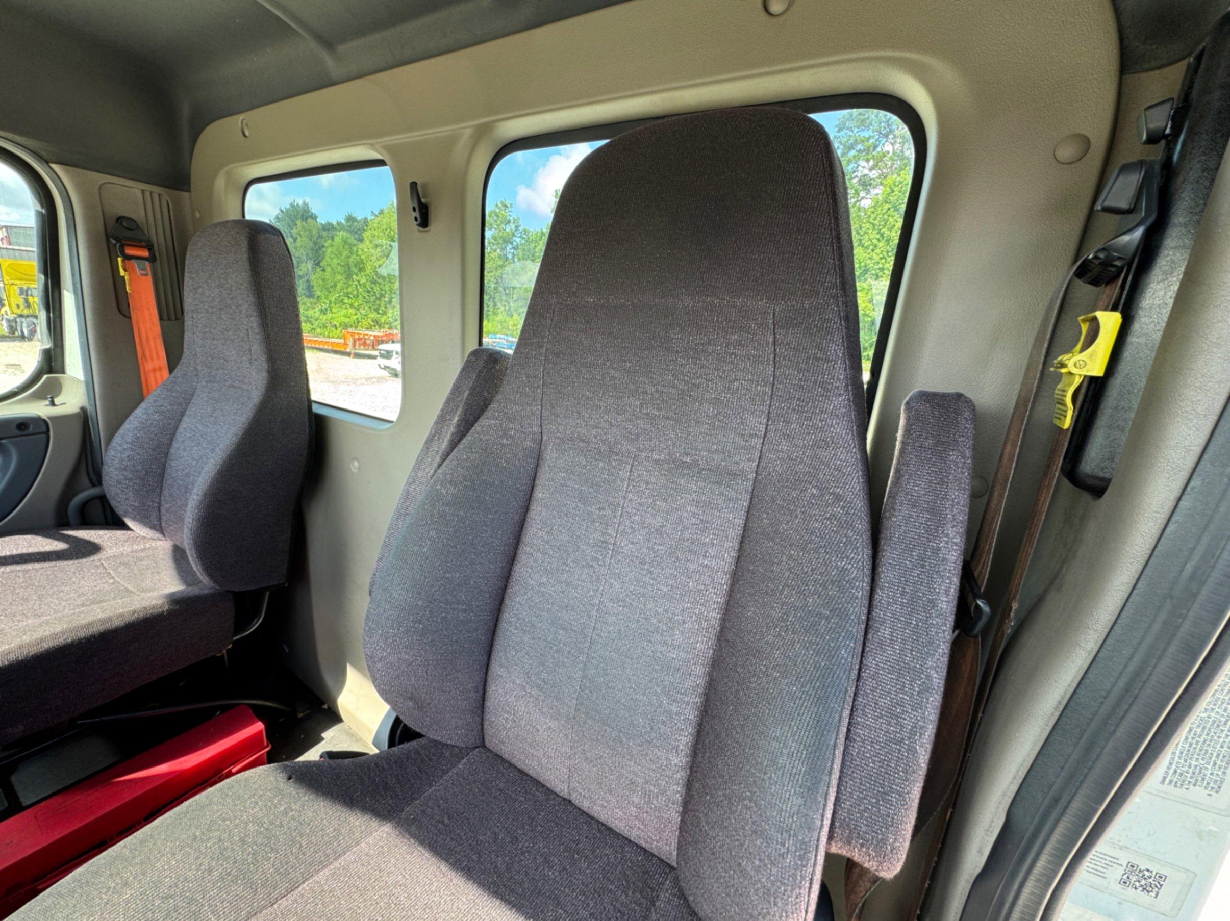 2019 FREIGHTLINER CASCADIA DAY CAB