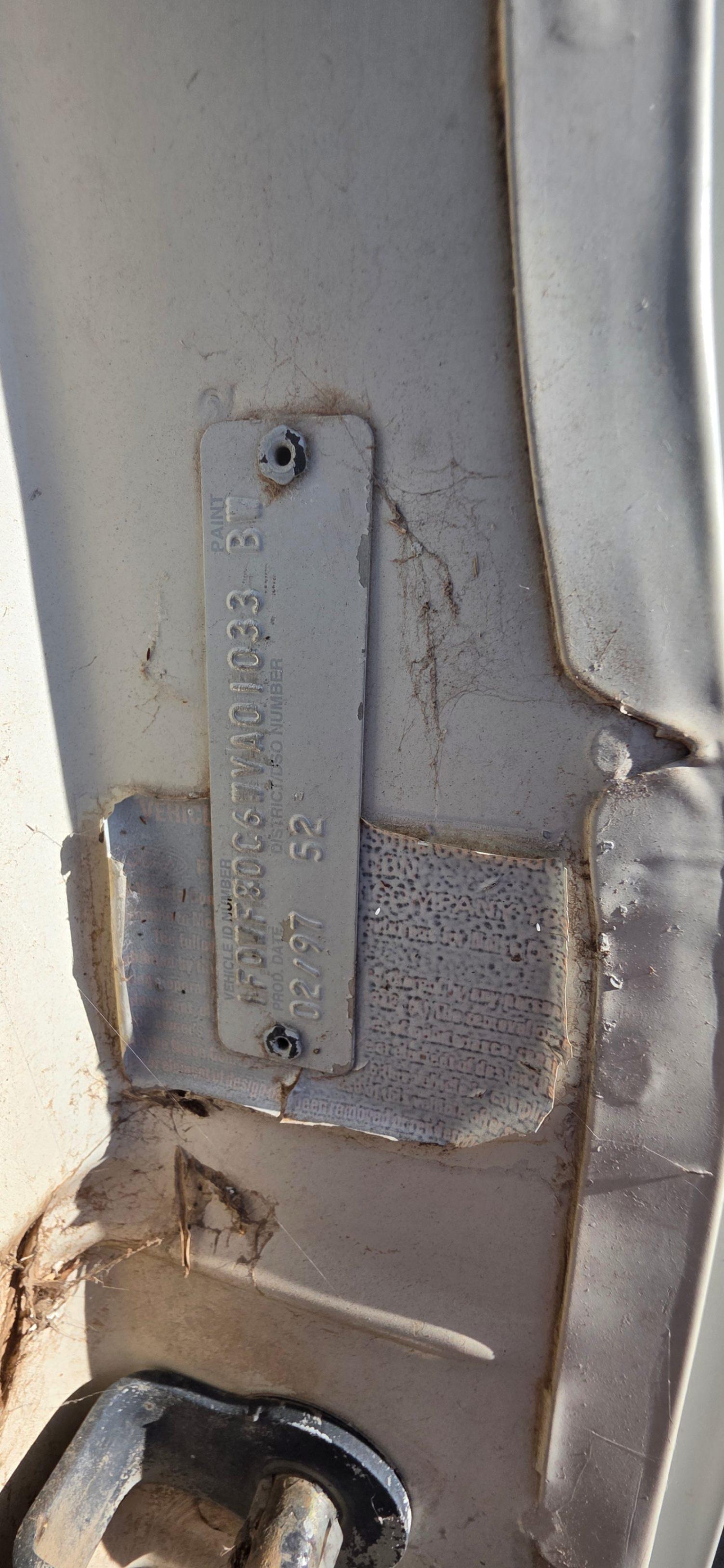 1998 FORD F-800 (INOPERABLE)