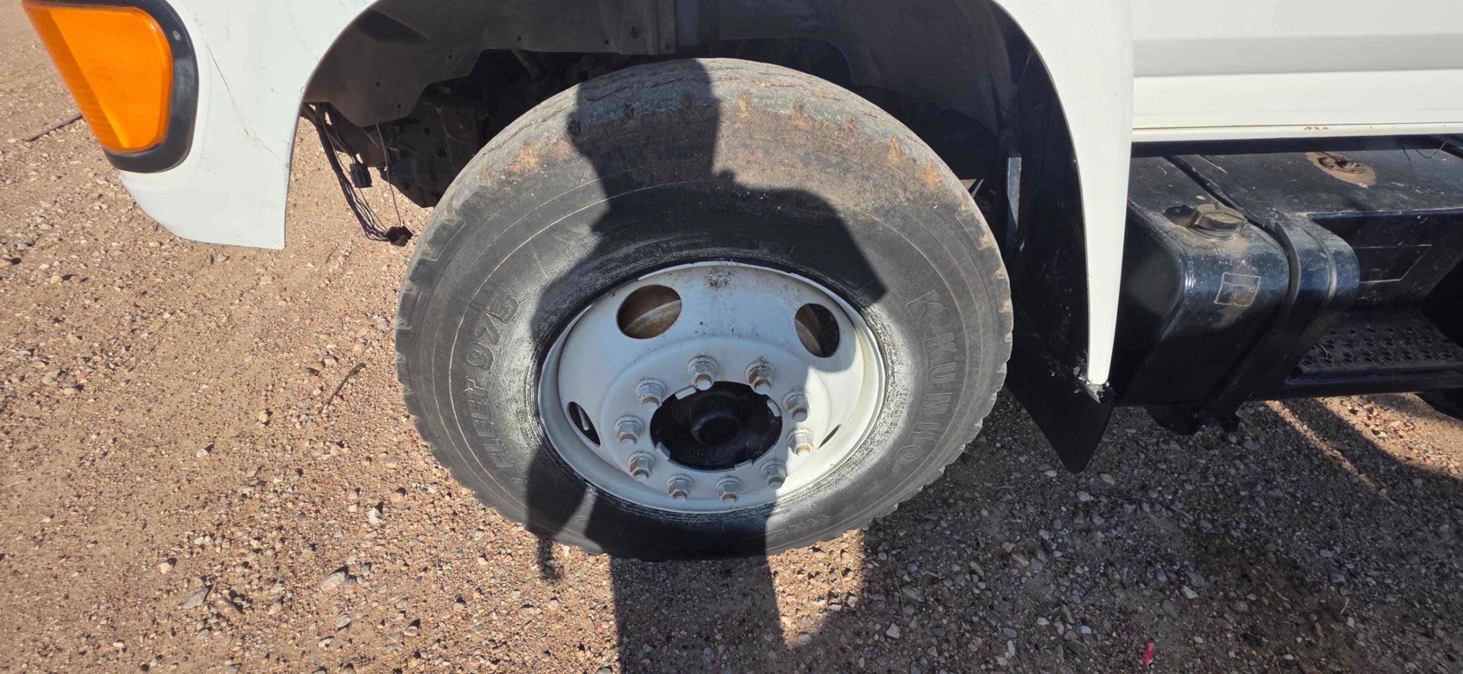 1998 FORD F-800 (INOPERABLE)