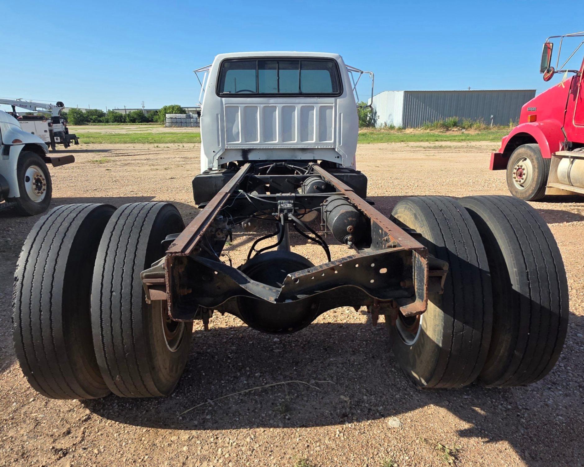 1998 FORD F-800 (INOPERABLE)