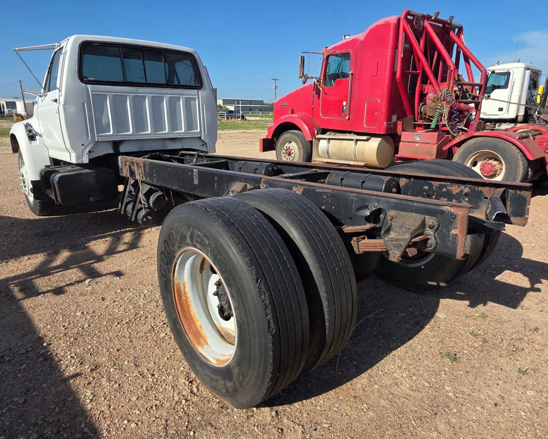 1998 FORD F-800 (INOPERABLE)
