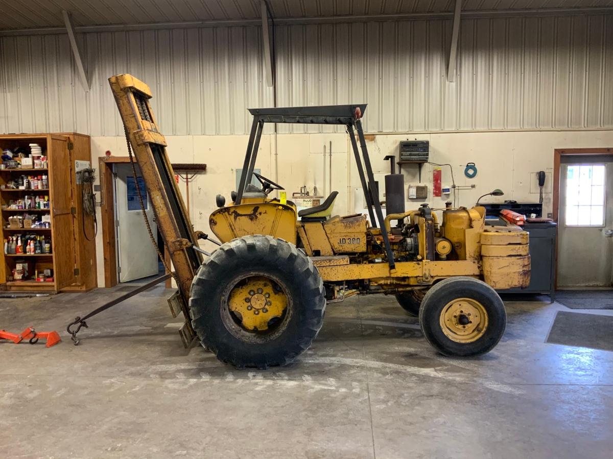 John Deere 380 Forklift