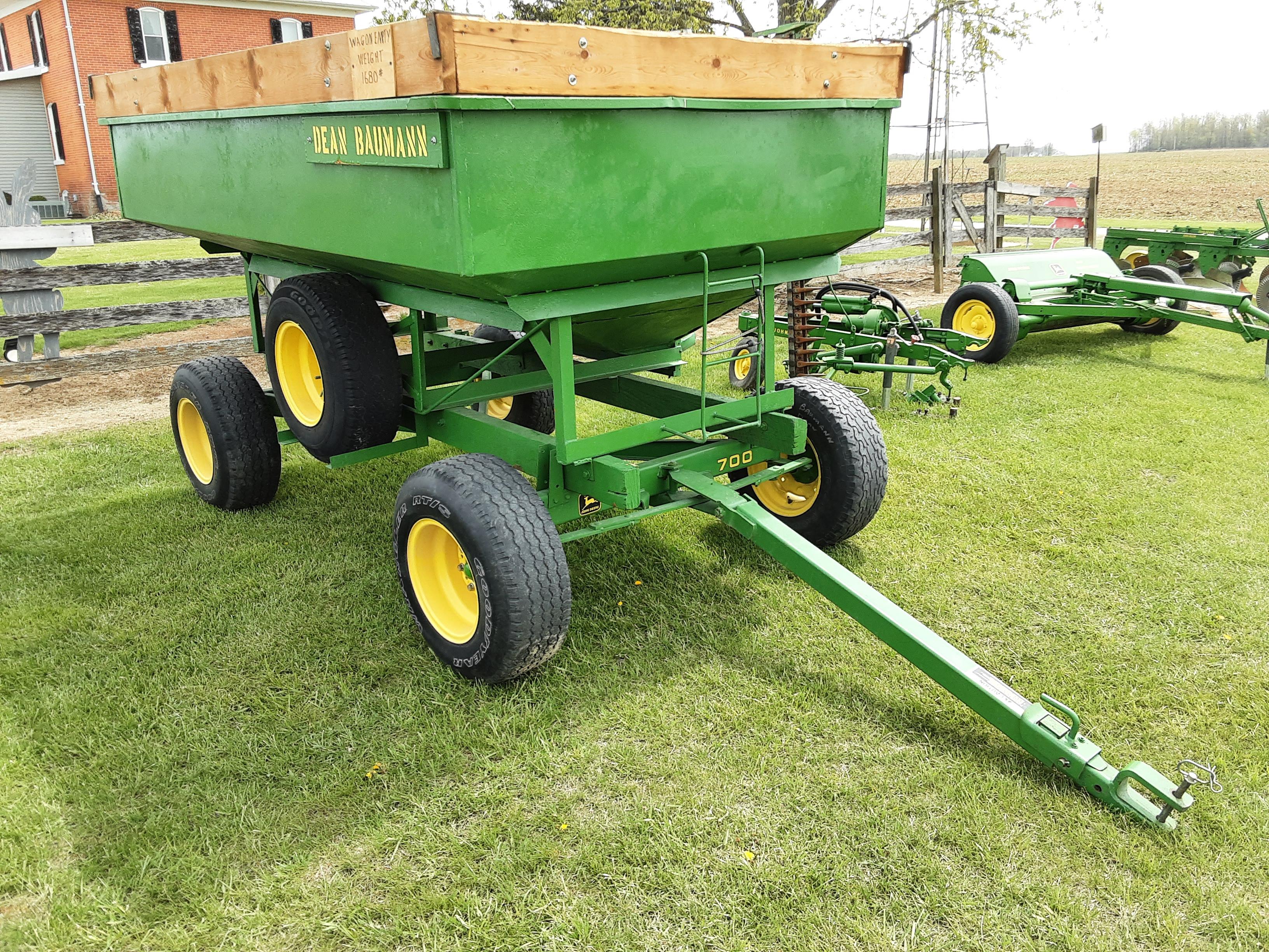 Kill Bros 200 Bu. gravity bed w/ JD mod. 700 gear, ext. tongue & spare tire