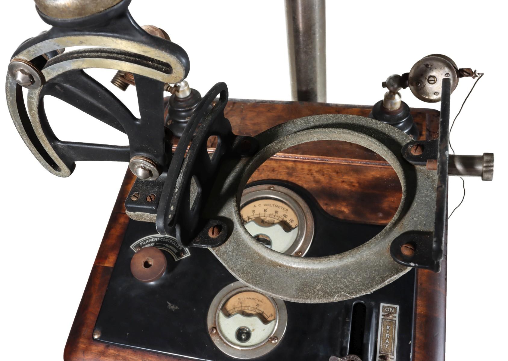 A VICTOR X-RAY MACHINE NO A 869 IN MAHOGANY CASE C 1920