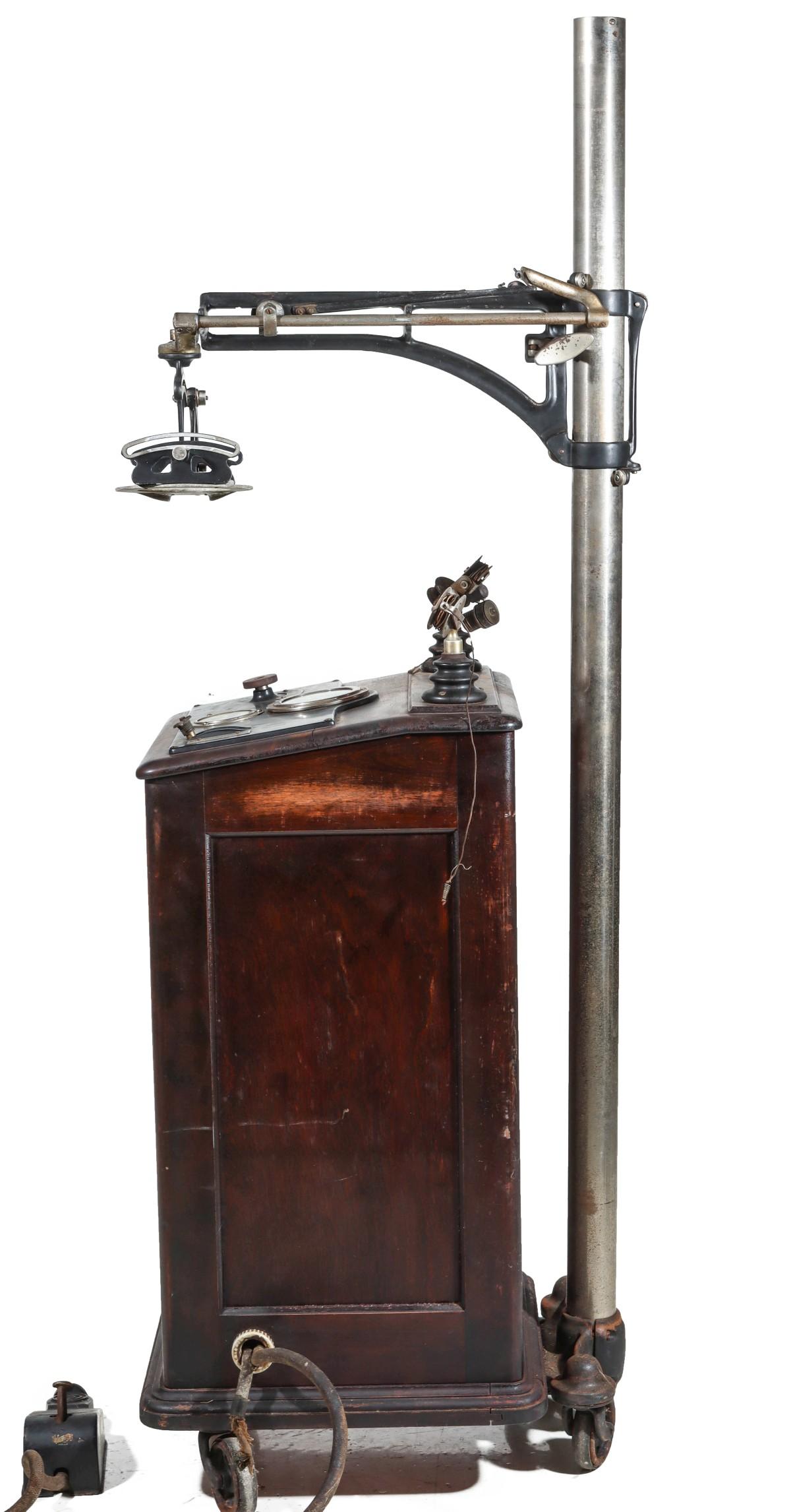 A VICTOR X-RAY MACHINE NO A 869 IN MAHOGANY CASE C 1920