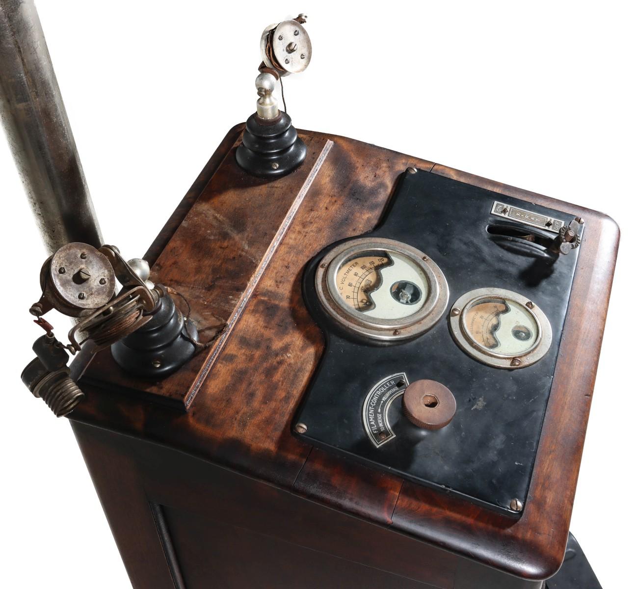 A VICTOR X-RAY MACHINE NO A 869 IN MAHOGANY CASE C 1920