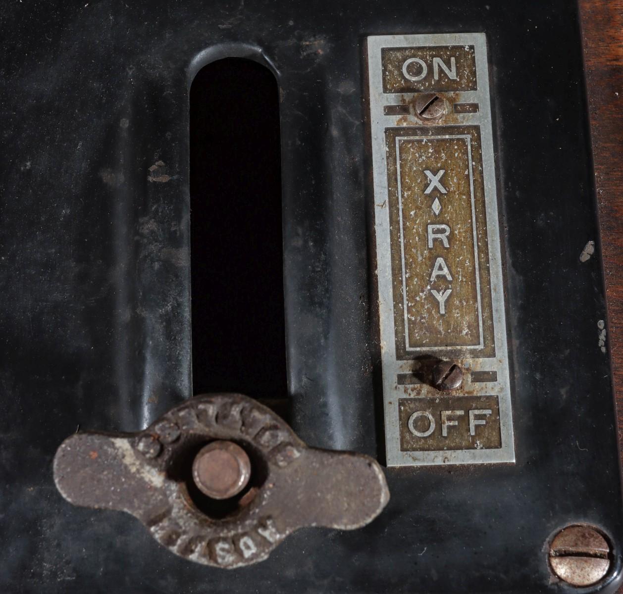 A VICTOR X-RAY MACHINE NO A 869 IN MAHOGANY CASE C 1920