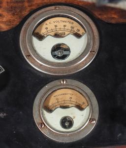 A VICTOR X-RAY MACHINE NO A 869 IN MAHOGANY CASE C 1920
