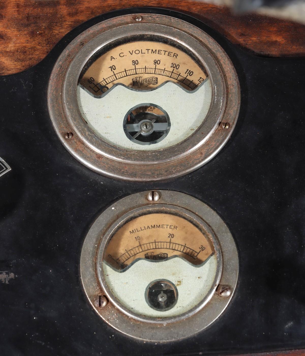 A VICTOR X-RAY MACHINE NO A 869 IN MAHOGANY CASE C 1920