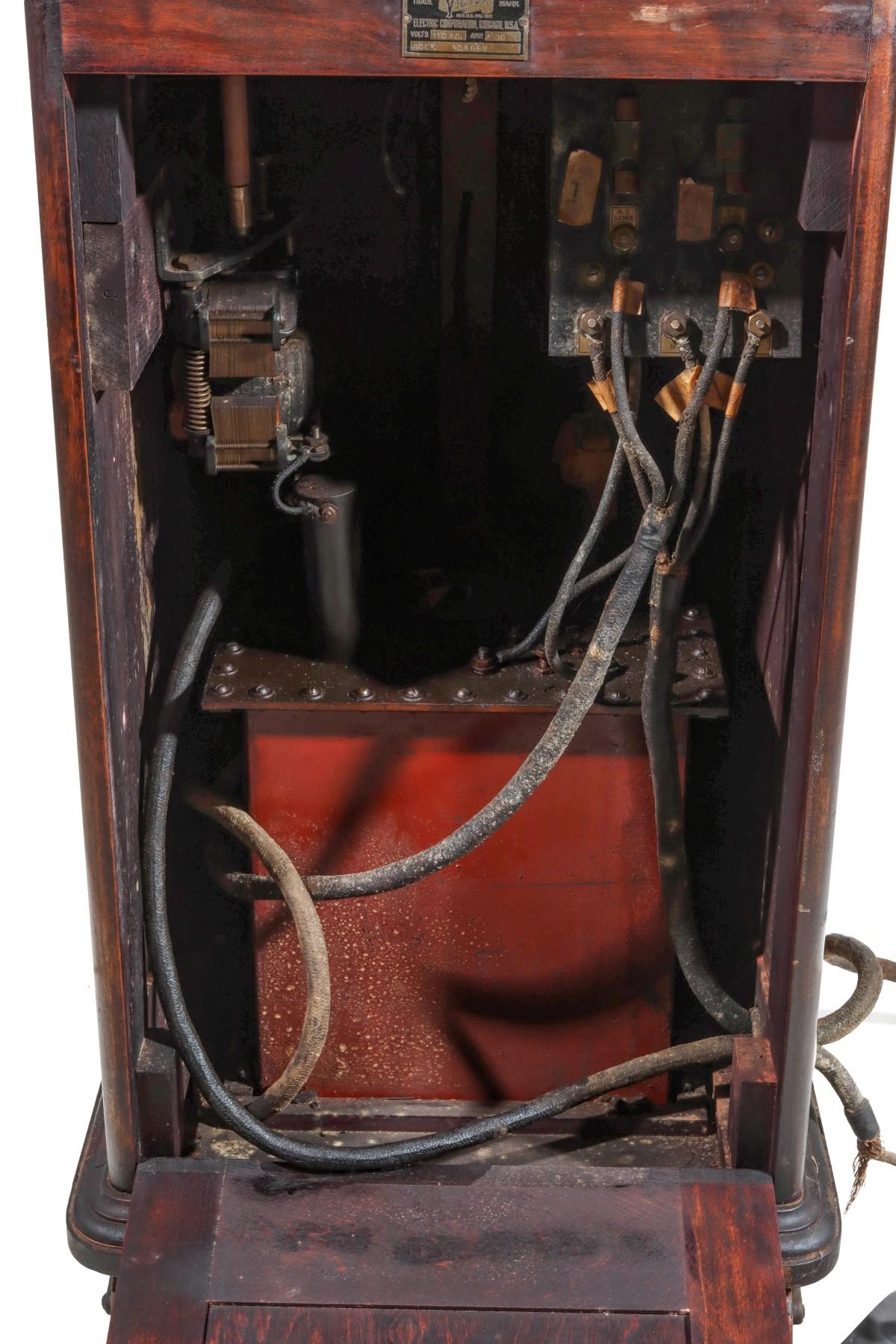 A VICTOR X-RAY MACHINE NO A 869 IN MAHOGANY CASE C 1920