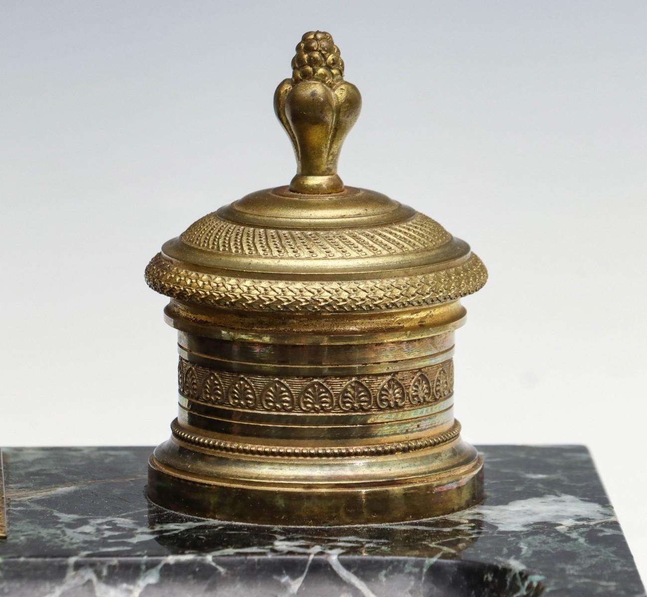 AN EARLY 20TH C. FRENCH EMPIRE STYLE INKWELL WITH EAGLE
