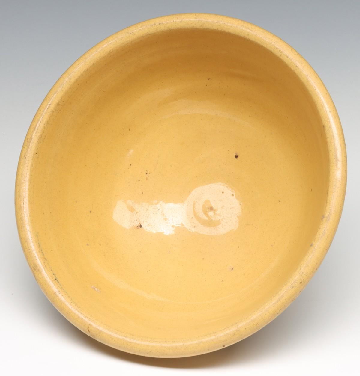 MOCHAWARE PEPPER POT AND YELLOW WARE BOWL WITH SEAWEED