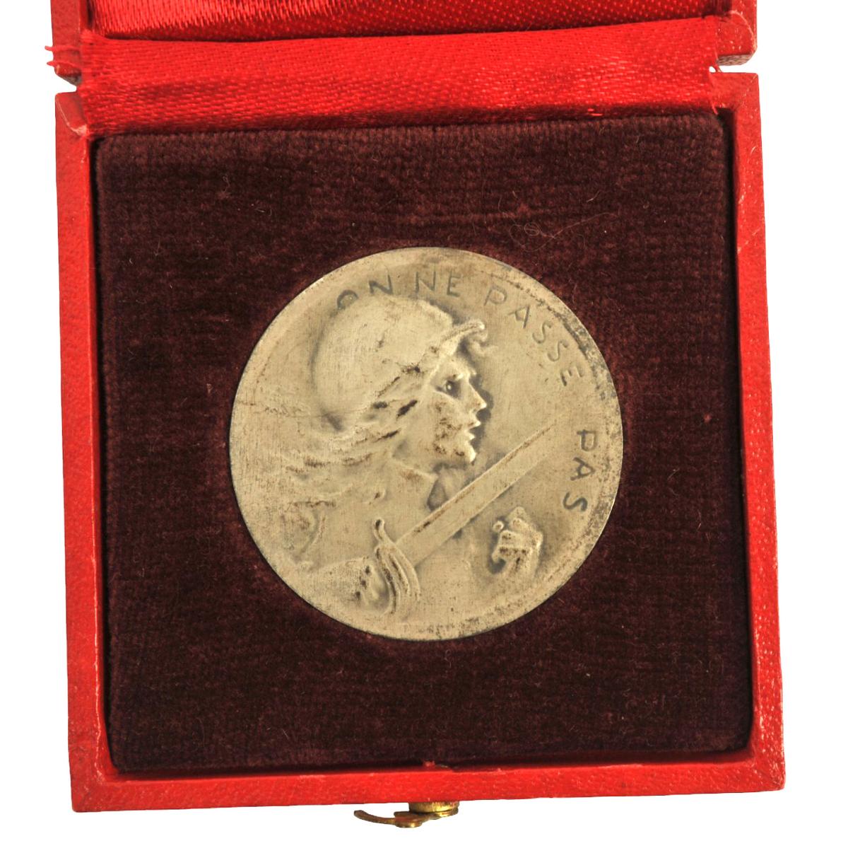 Rare French Military WWI issue 1916 Battle of Verdun Memorial Medallion in Original Case (A)