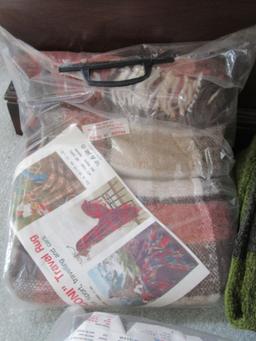 TUCK ONCE GRIPS. TRAVEL RUG AND SCARF