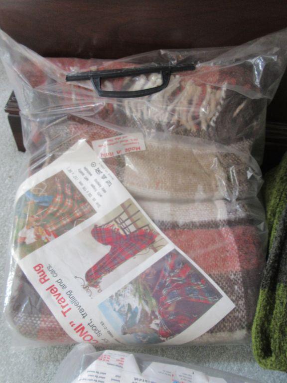 TUCK ONCE GRIPS. TRAVEL RUG AND SCARF