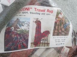 TUCK ONCE GRIPS. TRAVEL RUG AND SCARF